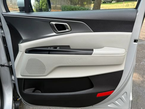Used 2023 Kia Carnival LX FWD image 24