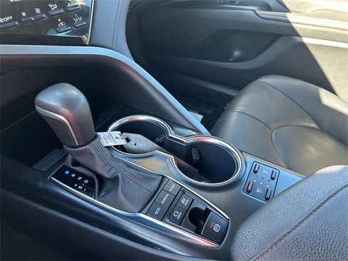 Used 2020 Toyota Camry XLE image 28