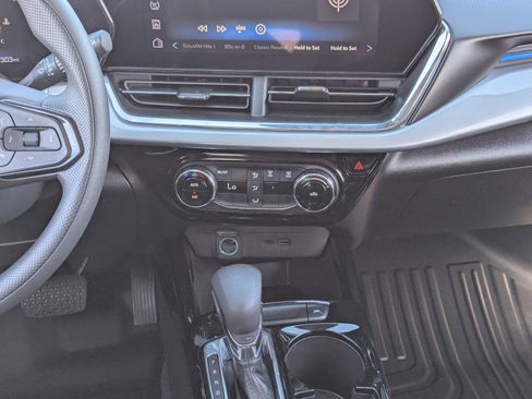 Certified 2025 Chevrolet Trax LT image 21