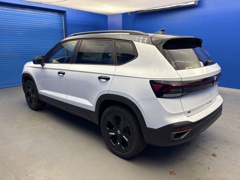 New 2026 Volkswagen Taos SE image 5