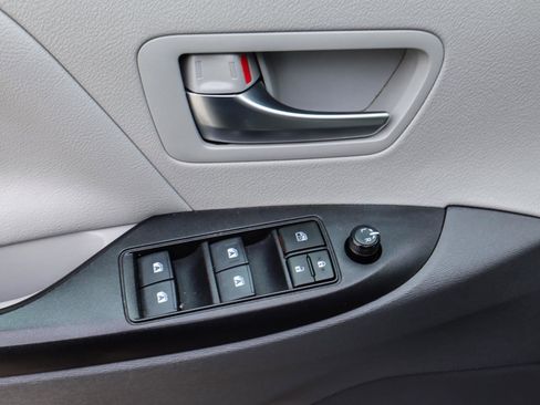 Used 2019 Toyota Sienna LE image 33