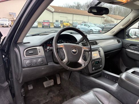 Used 2014 Chevrolet Suburban LT image 16