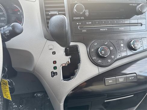 Used 2012 Toyota Sienna LE image 28