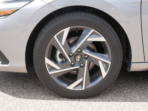 Certified 2025 Hyundai Elantra Sport FWD image 9
