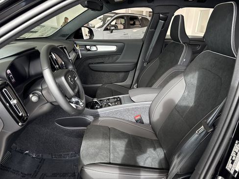 New 2026 Volvo XC40 B5 Ultra w/ Protection Package Premier image 9