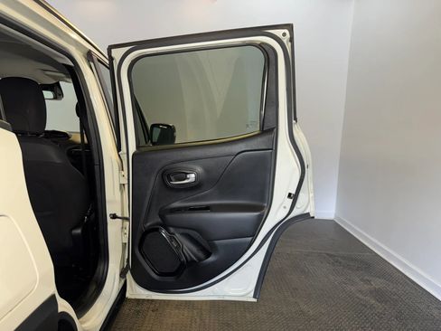 Used 2018 Jeep Renegade Altitude image 25