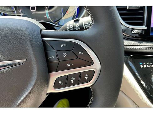 Certified 2023 Chrysler Pacifica Limited AWD/4WD image 28