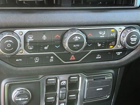 New 2025 Jeep Gladiator Sport image 24