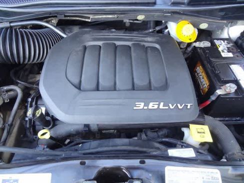 Used 2014 Chrysler Town & Country Touring FWD image 33