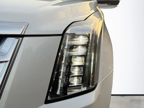 Used 2019 Cadillac Escalade Platinum image 9