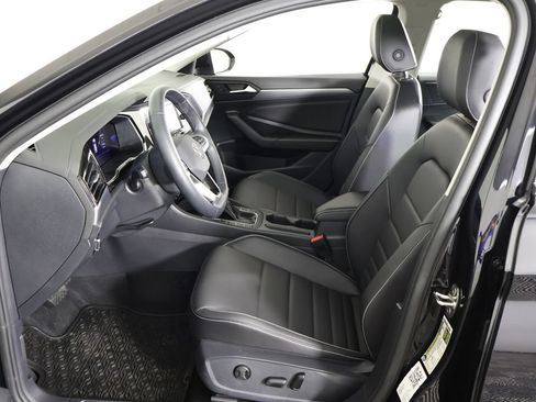 Used 2024 Volkswagen Jetta SE FWD image 32