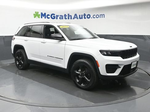 Used 2023 Jeep Grand Cherokee Altitude AWD/4WD image 2