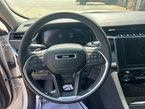 Used 2023 Jeep Grand Cherokee Laredo w/ Luxury Tech Group I AWD/4WD image 13