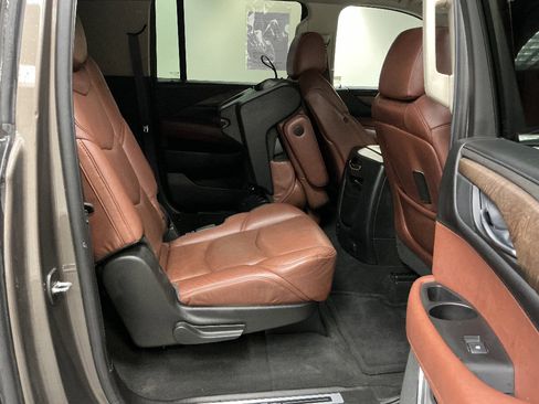 Used 2016 Cadillac Escalade ESV Luxury image 30