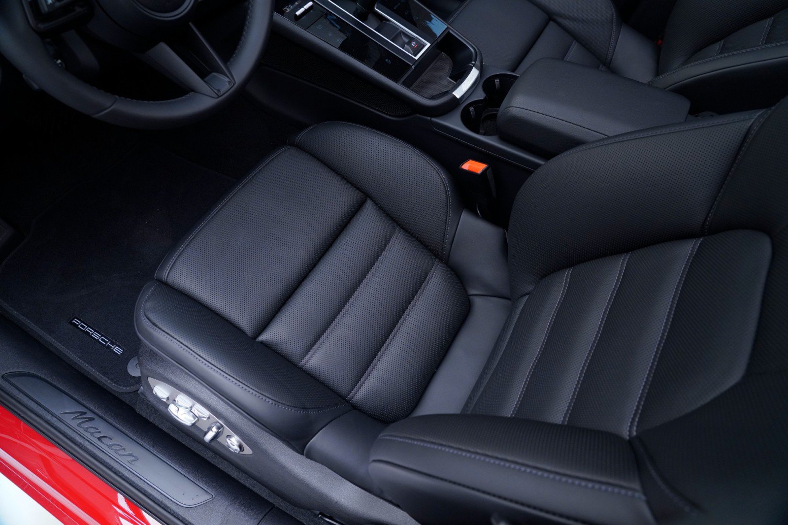 Certified 2026 Porsche Macan AWD/4WD image 17