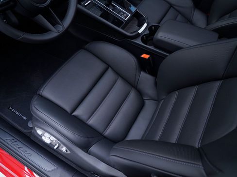 Certified 2026 Porsche Macan AWD/4WD image 17