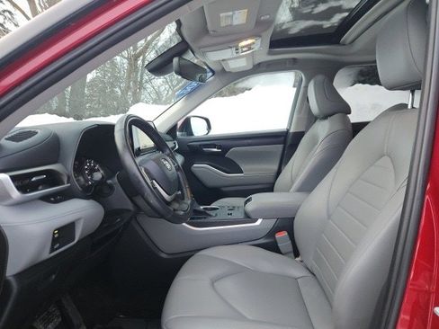 Used 2023 Toyota Highlander XLE image 9