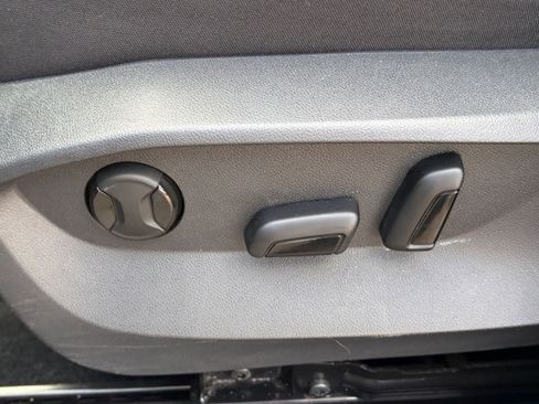 Used 2025 Volkswagen Taos SE FWD image 23