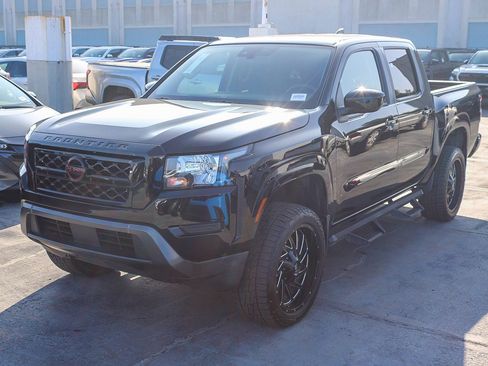 Used 2024 Nissan Frontier SV image 3