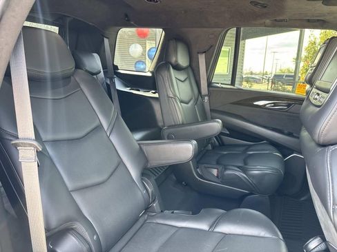 Used 2019 Cadillac Escalade Platinum image 12