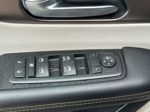 Used 2017 Chrysler Pacifica Touring-L image 13