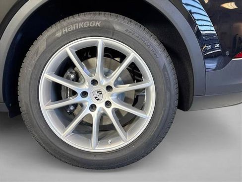 Used 2026 Porsche Cayenne AWD/4WD image 25