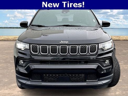 Used 2024 Jeep Compass Latitude image 2