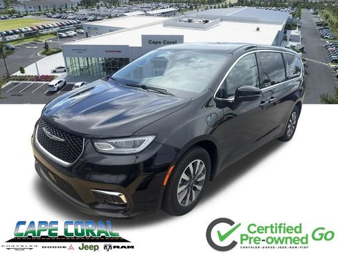 Used 2022 Chrysler Pacifica Touring-L FWD image 1