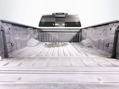 Used 2020 Nissan Titan SV image 35