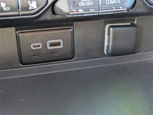 Used 2022 GMC Yukon SLT w/ SLT Premium Package image 20