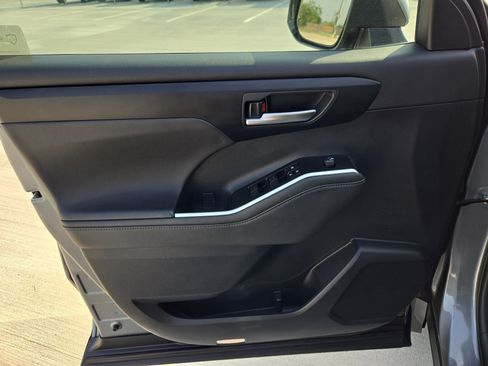 Used 2025 Toyota Highlander XLE FWD image 14