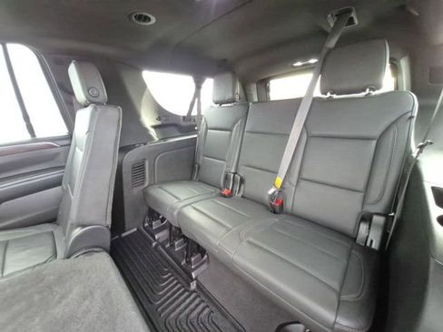 Used 2022 Chevrolet Suburban LT image 18