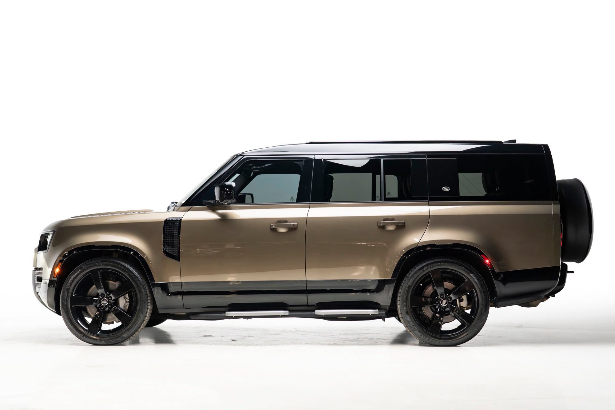 Used 2023 Land Rover Defender 130 X-Dynamic SE AWD/4WD image 11