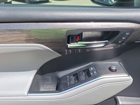 Used 2021 Toyota Highlander Platinum FWD image 17