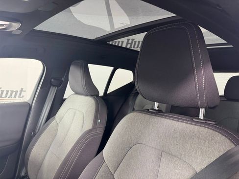 Used 2024 Volvo XC40 B5 Core image 3