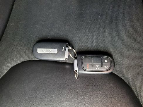 Used 2019 Jeep Cherokee Latitude Plus w/ Cold Weather Group AWD/4WD image 32