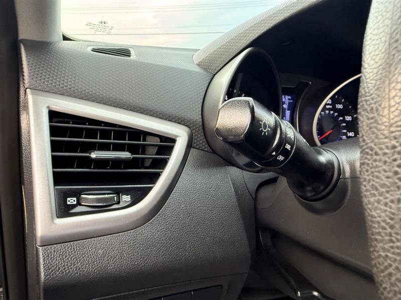 Used 2016 Hyundai Veloster FWD image 22