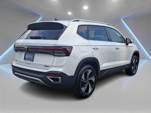Certified 2025 Volkswagen Taos SE w/ Panoramic Sunroof Package AWD/4WD image 4