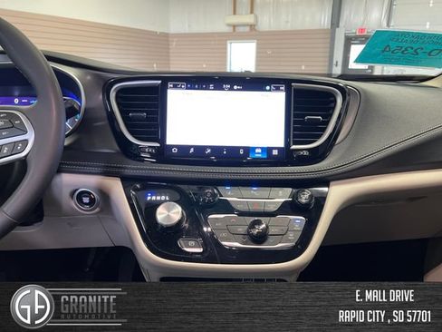 Used 2024 Chrysler Pacifica Limited FWD image 20