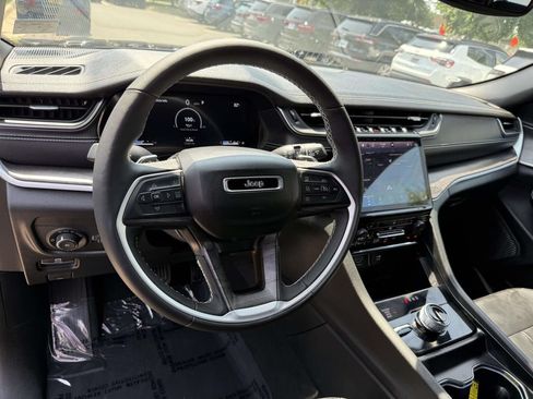 Used 2024 Jeep Grand Cherokee Limited AWD/4WD image 2