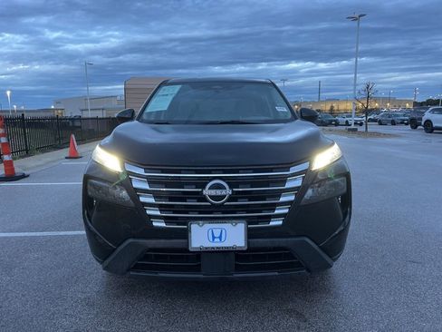 Used 2025 Nissan Rogue SV image 2