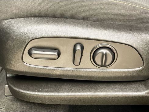 Used 2021 Chevrolet Traverse LT image 19