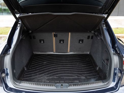 Certified 2023 Porsche Macan AWD/4WD image 28
