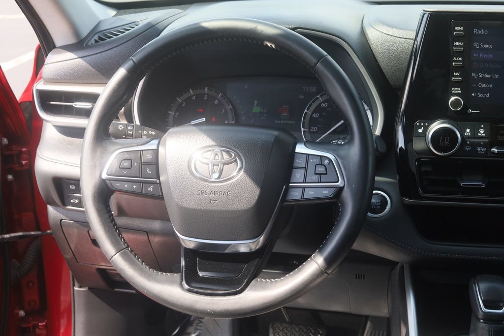 Certified 2021 Toyota Highlander XLE AWD/4WD image 9