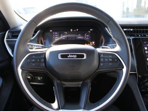 Used 2023 Jeep Grand Cherokee L Laredo image 13