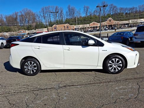 Used 2019 Toyota Prius LE image 8