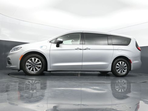Used 2023 Chrysler Pacifica Touring-L FWD image 36