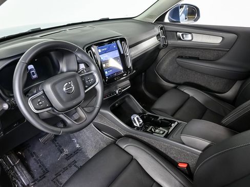 Certified 2025 Volvo XC40 B5 Plus image 6