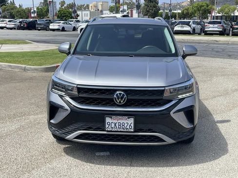 Certified 2022 Volkswagen Taos SE FWD image 2