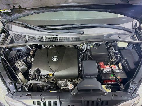 Used 2017 Toyota Sienna XLE w/ XLE Navigation Package FWD image 33